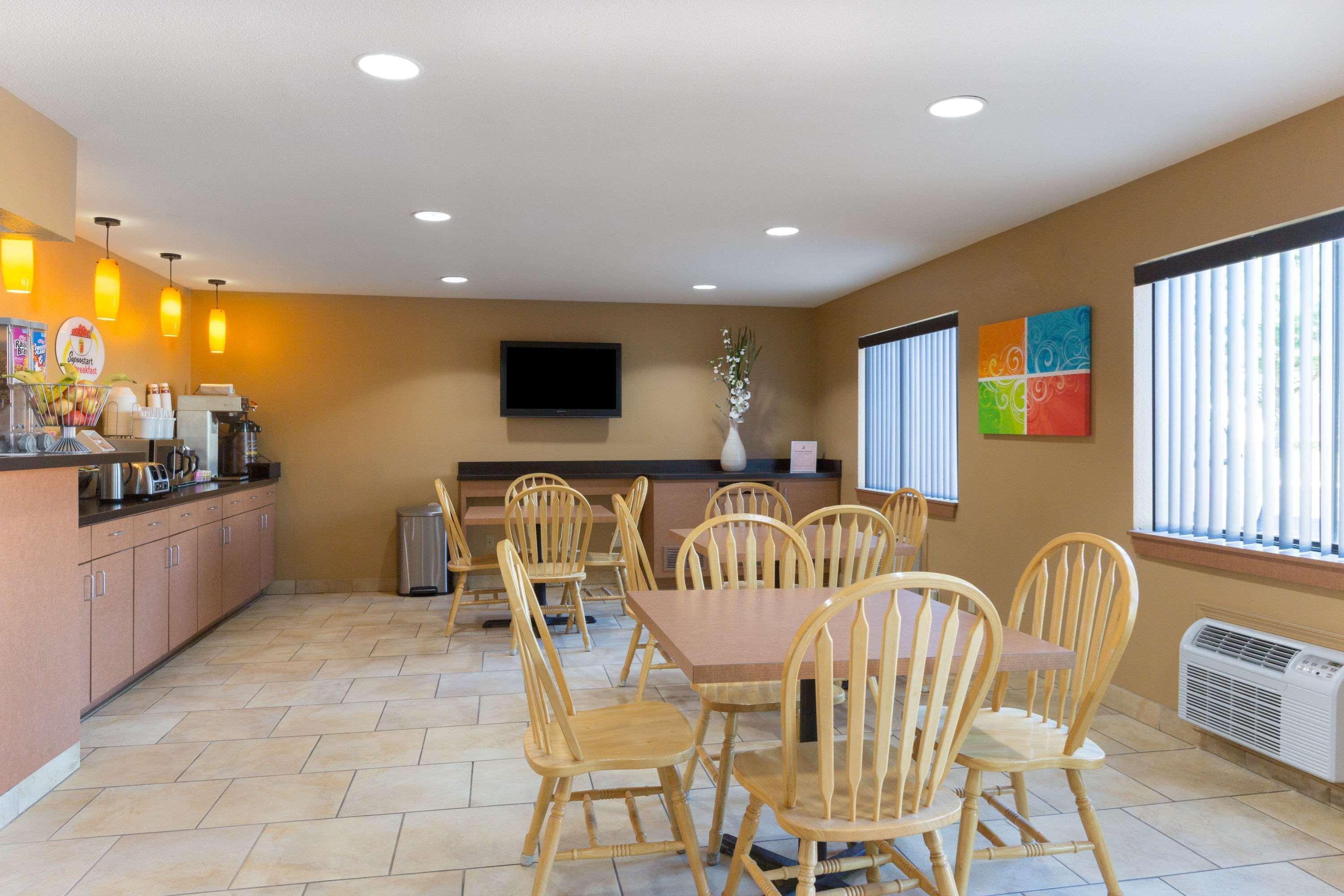 Super 8 By Wyndham Radcliff Ft. Knox Area Hotel Buitenkant foto