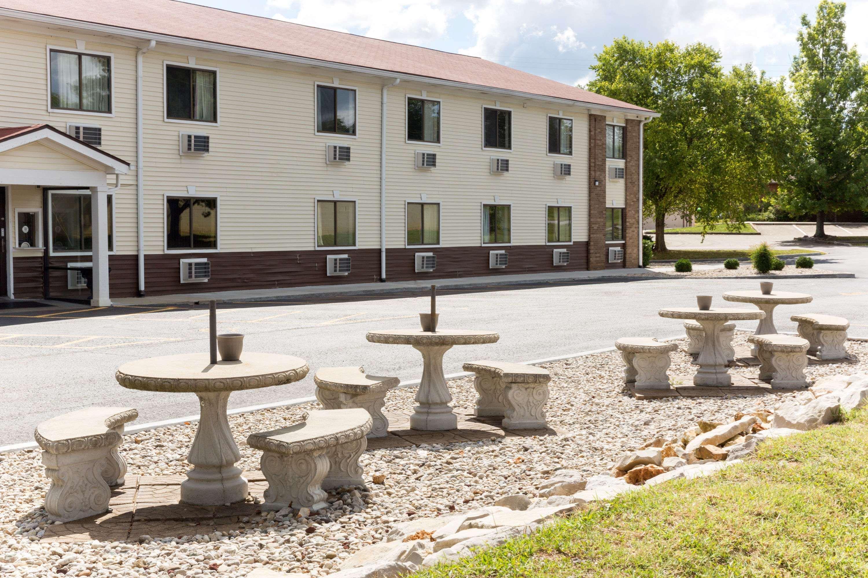 Super 8 By Wyndham Radcliff Ft. Knox Area Hotel Buitenkant foto
