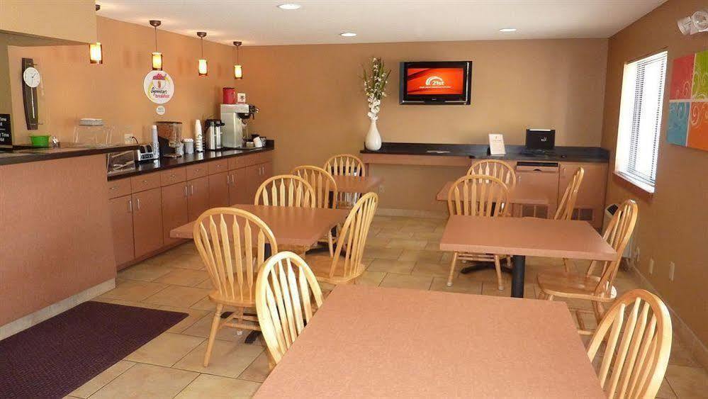 Super 8 By Wyndham Radcliff Ft. Knox Area Hotel Buitenkant foto
